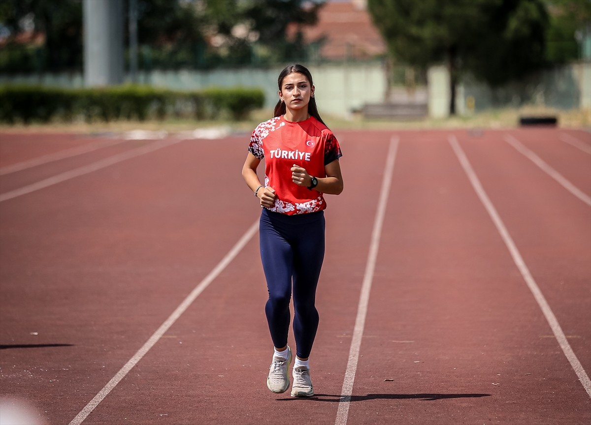 Milli atlet Berfin Babat, Kuzey Makedonya'nın başkenti Üsküp'te gerçekleştirilecek Avrupa Gençlik...