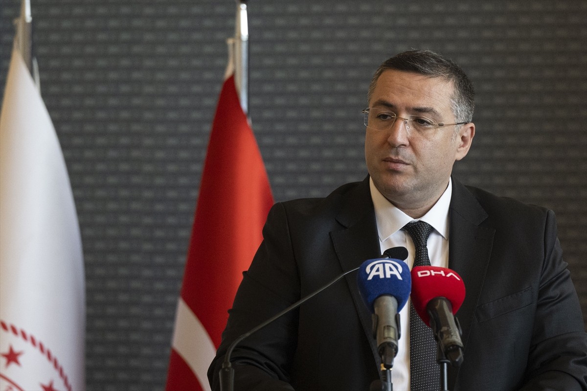 Milli Eğitim Bakanlığı, ÖSYM, Yunus Emre Enstitüsü, Türk Dil Kurumu işbirliğiyle yabancı dil...