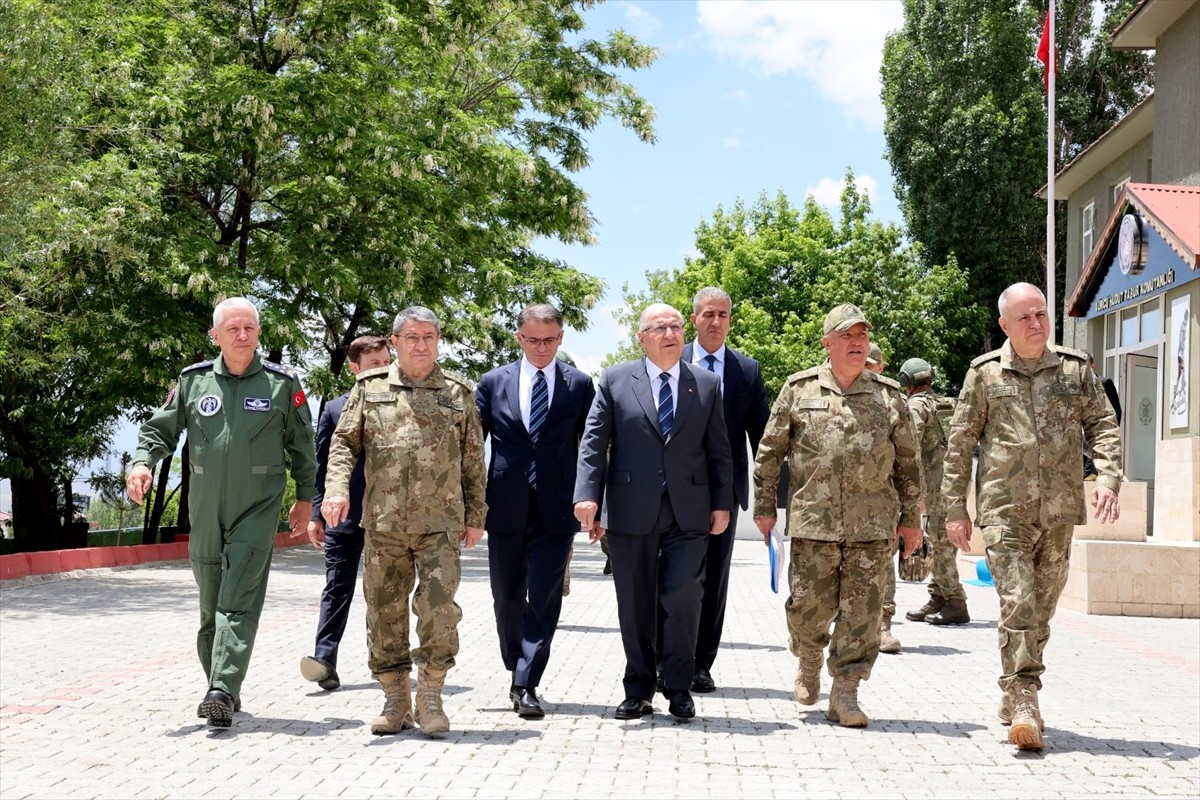 Milli Savunma Bakanı Yaşar Güler, beraberindeki komutanlarla İran sınır hattında inceleme ve...