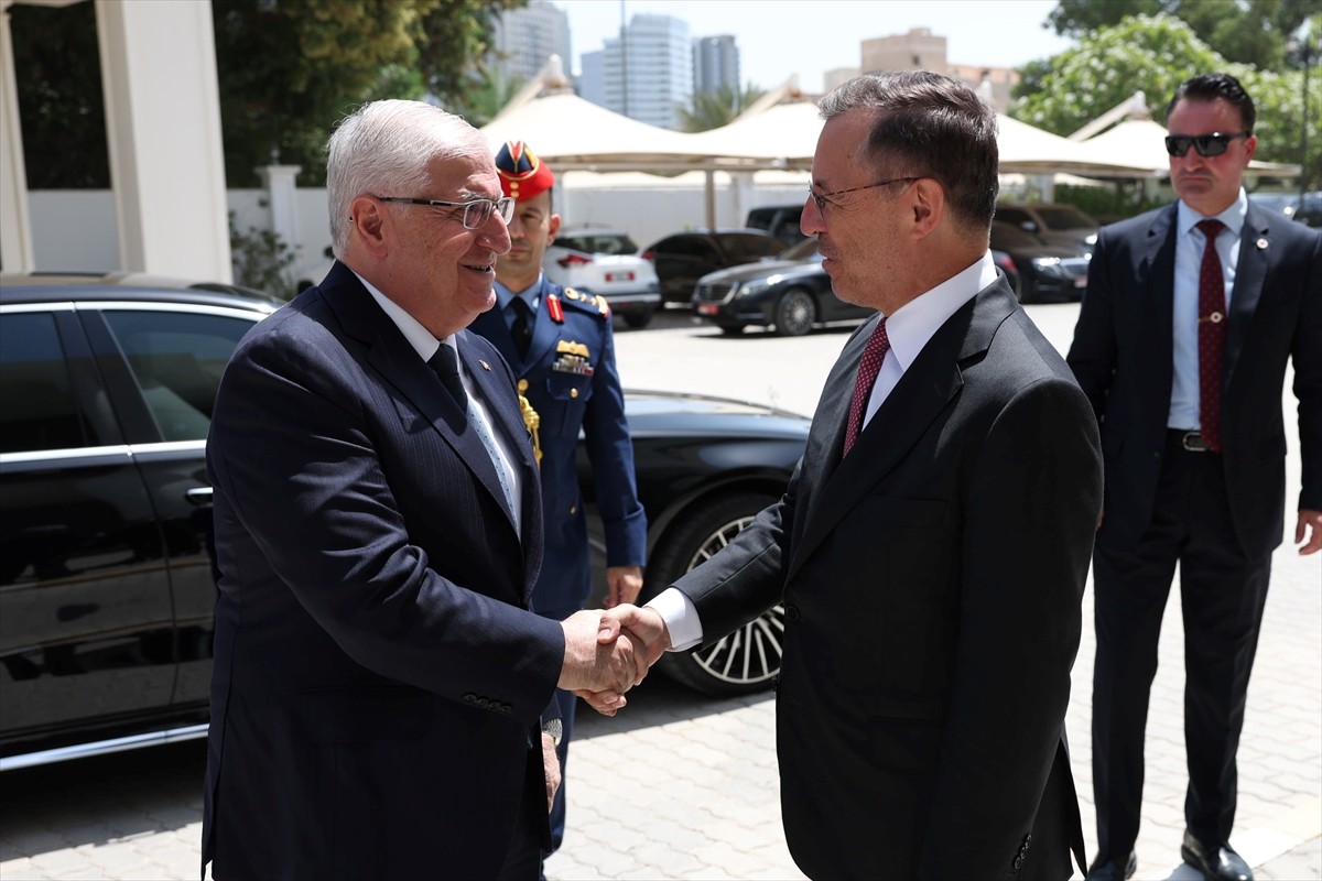 Milli Savunma Bakanı Yaşar Güler, resmi temaslarda bulunmak üzere gittiği Birleşik Arap...
