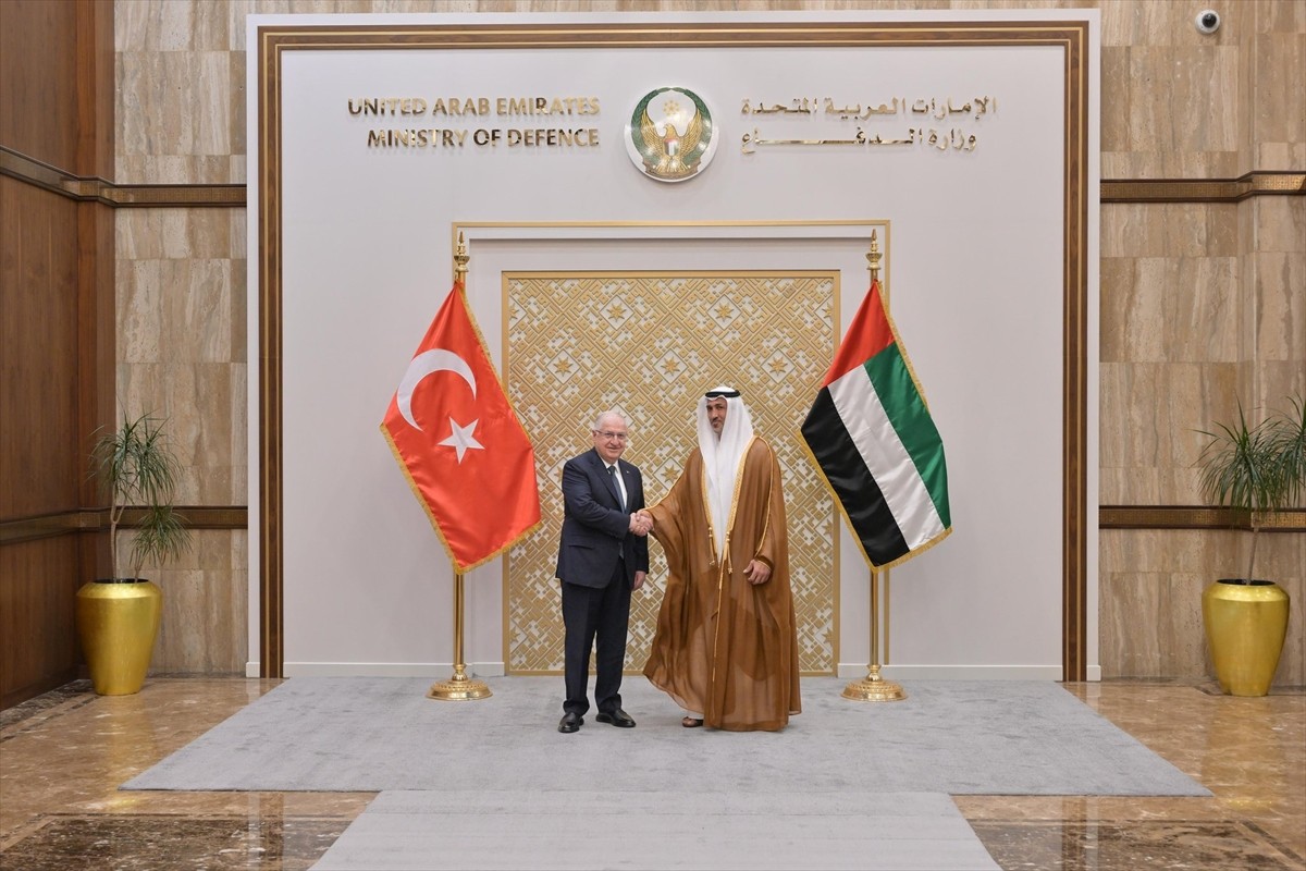 Milli Savunma Bakanı Yaşar Güler (solda), Birleşik Arap Emirlikleri'nin (BAE) başkenti Abu Dabi'de...