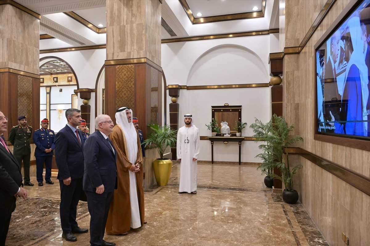 Milli Savunma Bakanı Yaşar Güler (solda), Birleşik Arap Emirlikleri'nin (BAE) başkenti Abu Dabi'de...