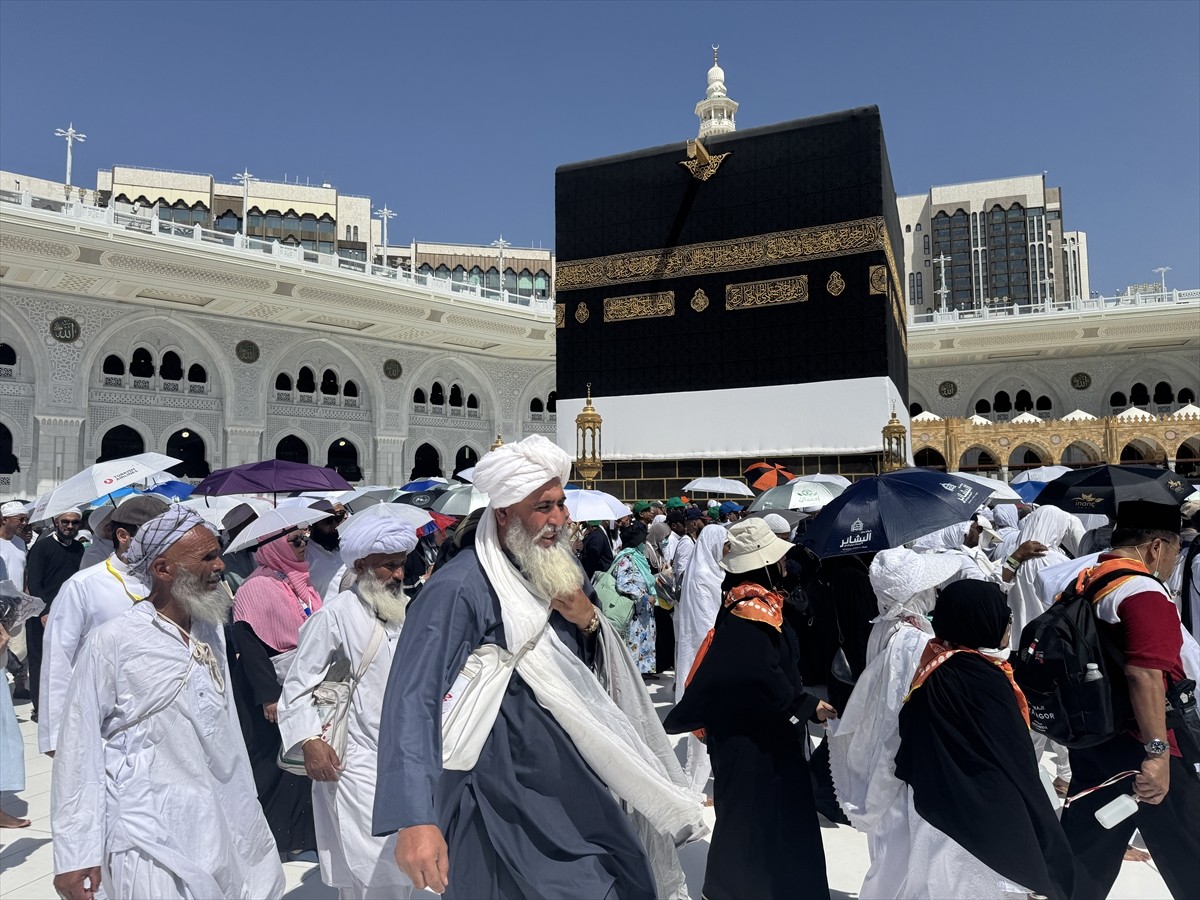 Mübarek topraklarda hac görevini yerine getiren yüz binlerce hacı, Kurban Bayramı'nın ikinci...