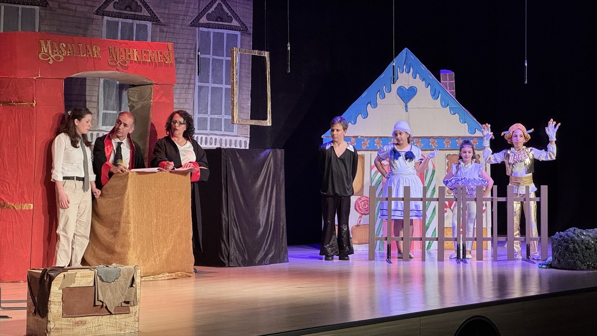 Muğla'nın Bodrum ilçesinde, 63 çocuk aynı anda tiyatro gösterisi yaptı. İlçedeki bir tiyatro okulu...