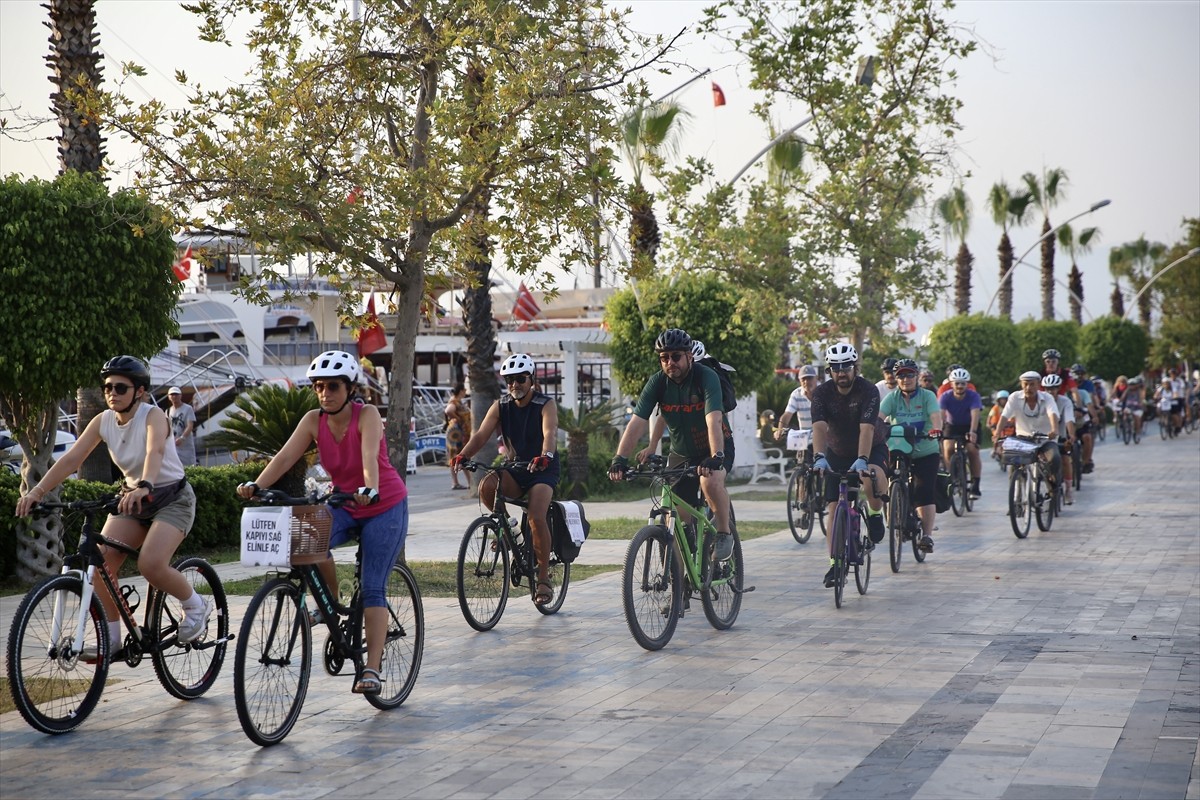 Muğla'nın Fethiye ilçesinde bisiklet kazalarına dikkati çekmek amacıyla "sessiz sürüş" etkinliği...
