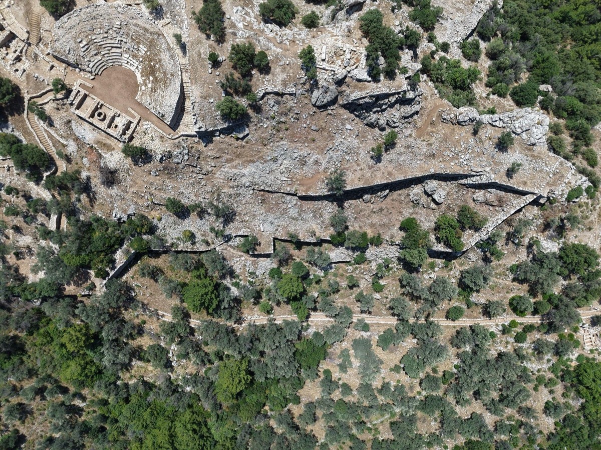 Muğla'nın Marmaris ilçesindeki Amos Antik Kenti'nin tiyatro yapısı orkestra bölümünün çevre...