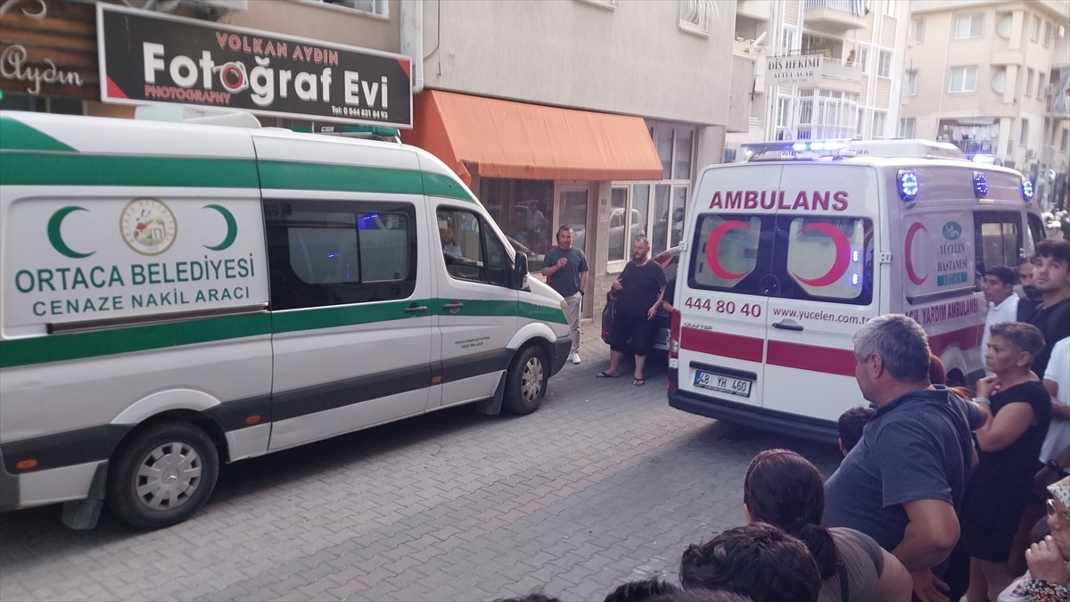 Muğla'nın Ortaca ilçesinde çıkan bıçaklı kavgada 2 kişi öldü, 1 kişi yaralandı. Hayatını kaybeden...