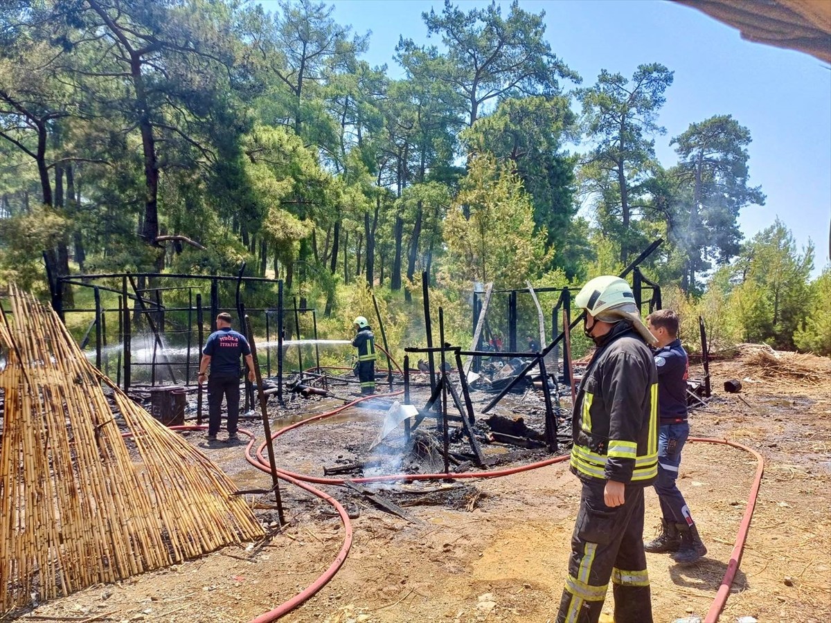 Muğla'nın Ortaca ilçesinde yol kenarındaki iş yerinde çıkan yangın, ormanlık alana sıçramadan...