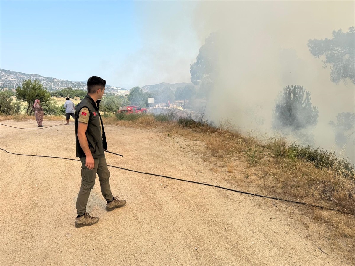 Muğla'nın Yatağan ilçesinde çıkan orman yangını ekiplerin müdahalesiyle söndürüldü. Yangında, 2...