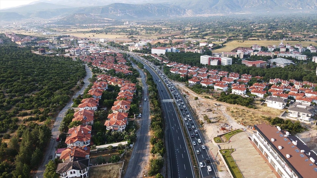 Muğla ve ilçelerinde, Kurban Bayramı'nın üçüncü gününde tatilcilerin dönüş yolculuğu trafikte...
