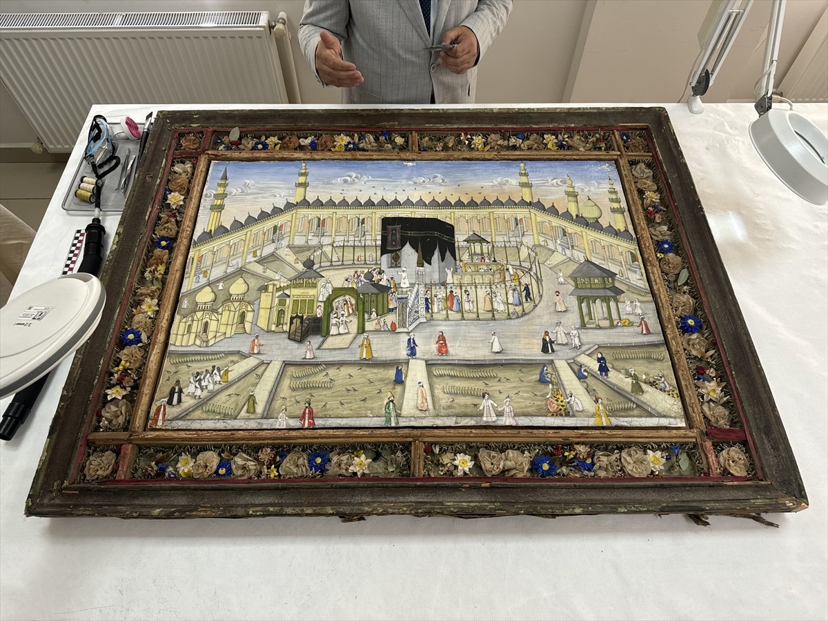 Müslümanların kıblesi olan Kabe'nin 19. yüzyıla ait görüntüsünü yansıtan "Mescid-i Haram" tablosu...