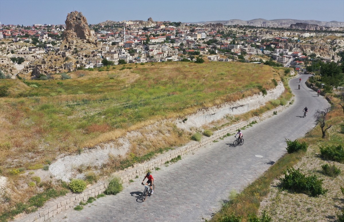 Nevşehir'de düzenlenen "Kapadokya Bisiklet Festivali" kapsamında, Ürgüp ilçesinden verilen startla...