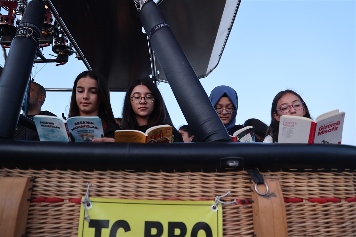 Nevşehir'de, öğretmen ve öğrenciler, farkındalık oluşturmak için sıcak hava balonuyla...