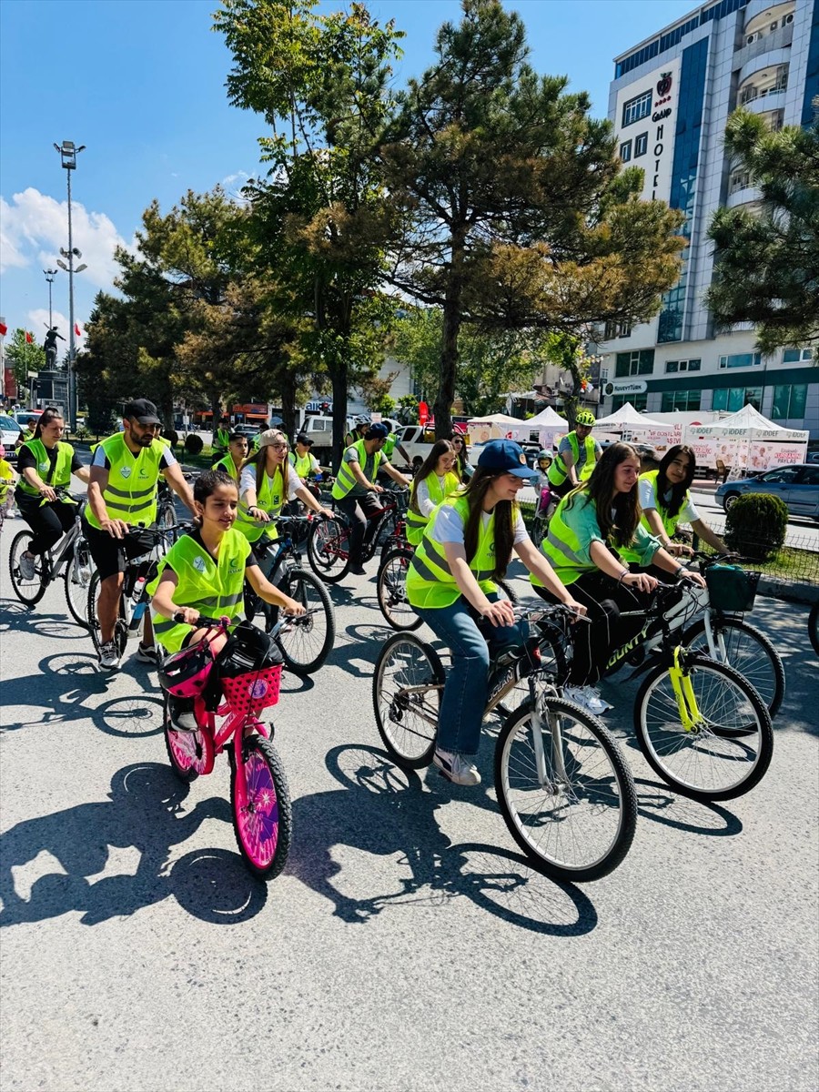 Niğde’de, Yeşilay tarafından 'Sağlığın keyfini birlikte sürelim' sloganıyla düzenlenen 12. Yeşilay...