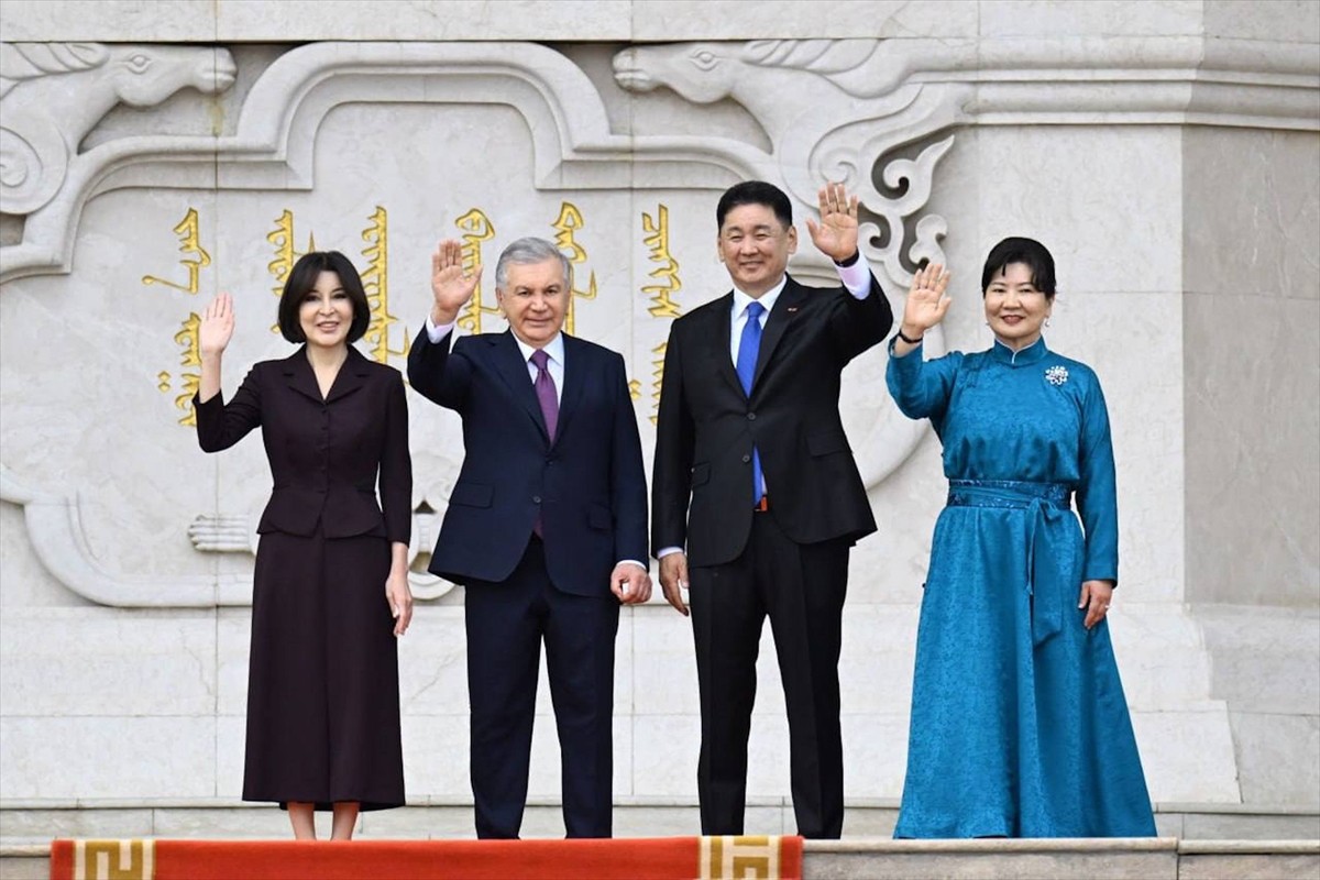Özbekistan Cumhurbaşkanı Şevket Mirziyoyev (sol2), resmi ziyaret için gittiği Moğolistan’da...