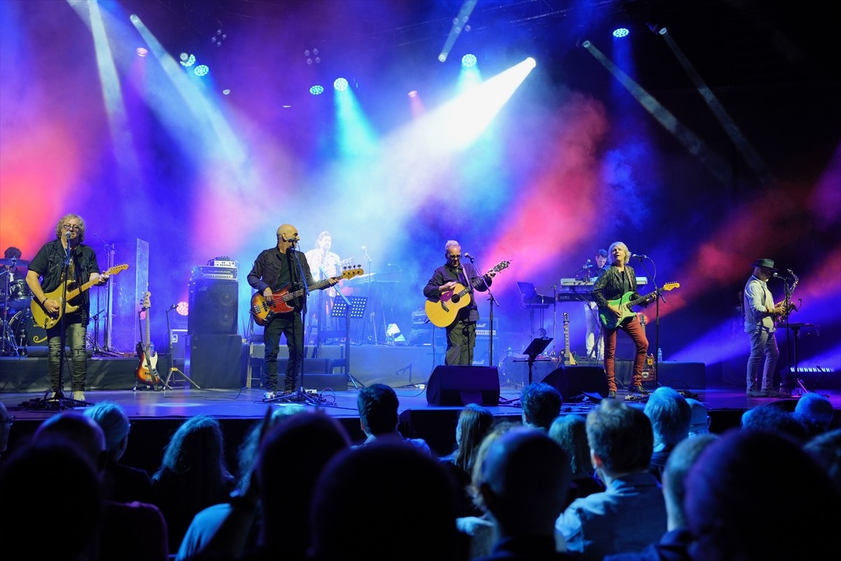 Progresif rock ve senfonik müziğin önemli isimlerinden Alan Parsons, "The Show Must Go On" turnesi...