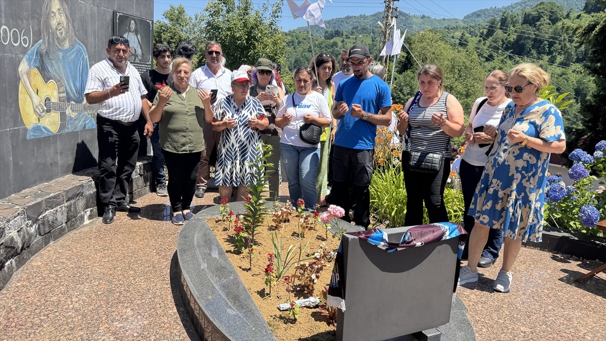 "Şair ceketli çocuk" olarak tanınan sanatçı Kazım Koyuncu, vefatının 20. yılında memleketi...