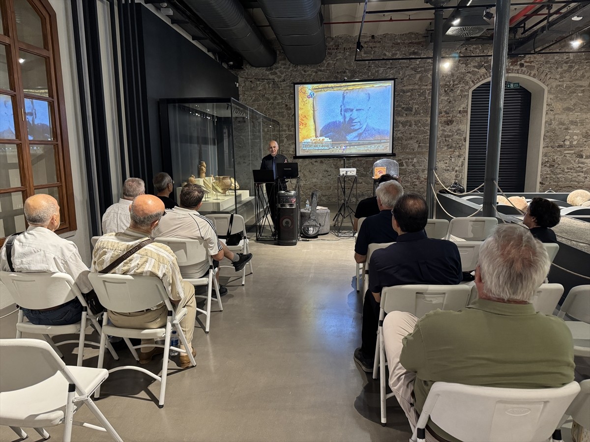 "Şark Bülbülü" unvanıyla tanınan ses sanatçısı Celal Güzelses, İzmir'de düzenlenen müzikli...