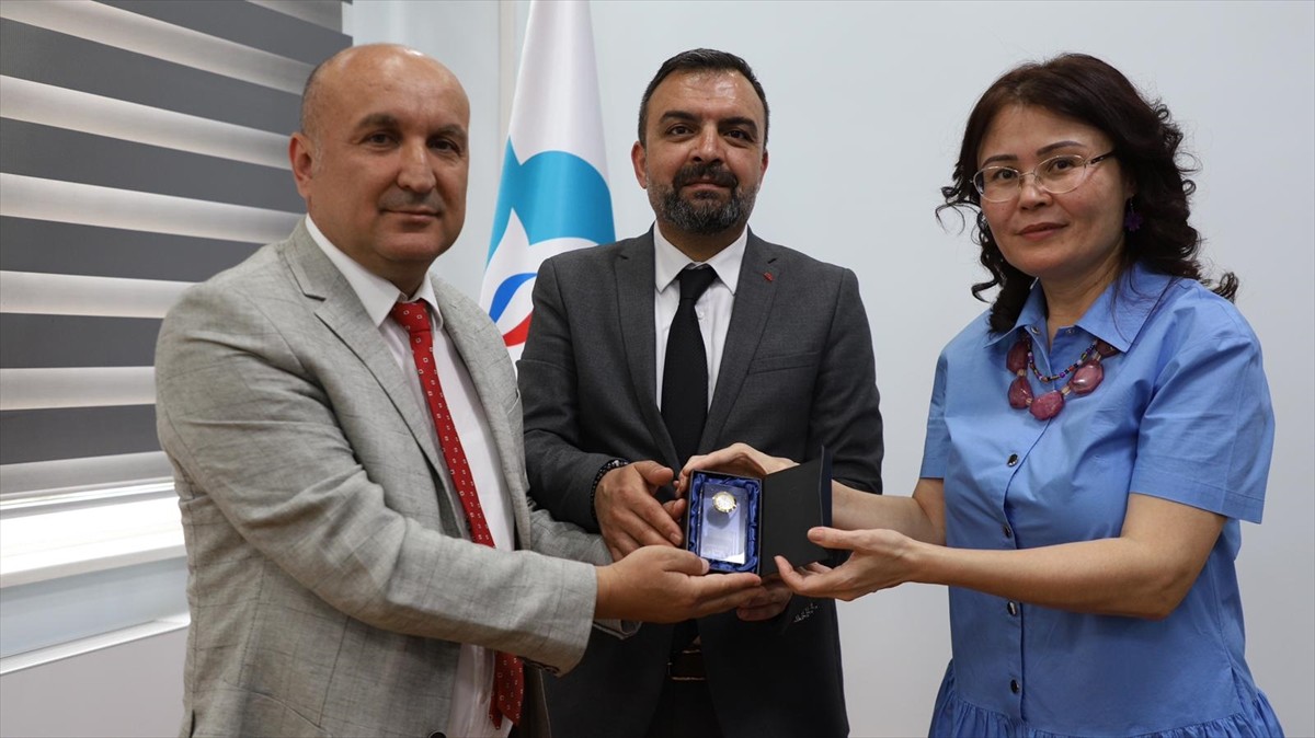 "Türk Dünyası ve Pir-i Türkistan: Yesevi Yolu ve Mirası" Paneli, Kazakistan'ın Türkistan kentinde...