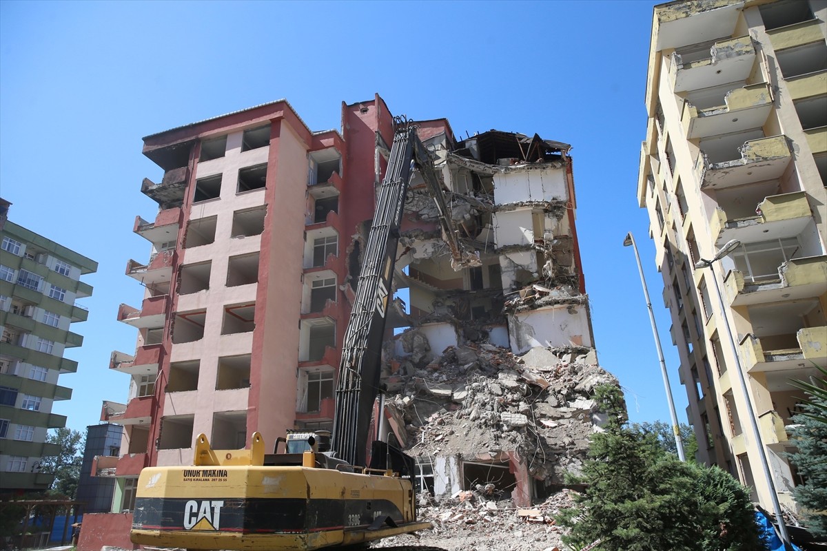 Rize'de, riskli yapı olduğu gerekçesiyle tahliye edilen 8 katlı iki binanın yıkım işlemine...