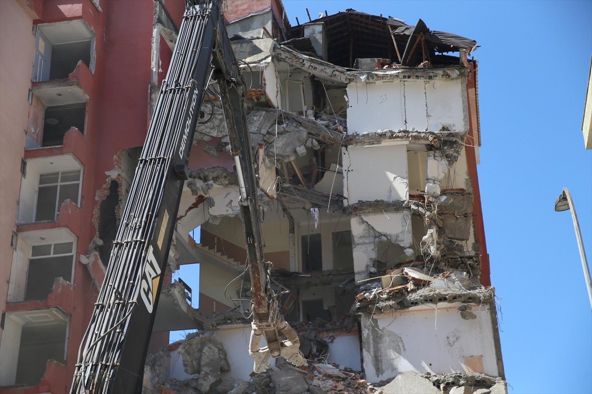 Rize'de, riskli yapı olduğu gerekçesiyle tahliye edilen 8 katlı iki binanın yıkım işlemine...