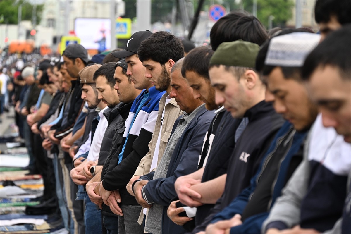 Rusya'nın başkenti Moskova’da binlerce Müslüman, Kurban Bayramı namazında akın ettiği camilere...