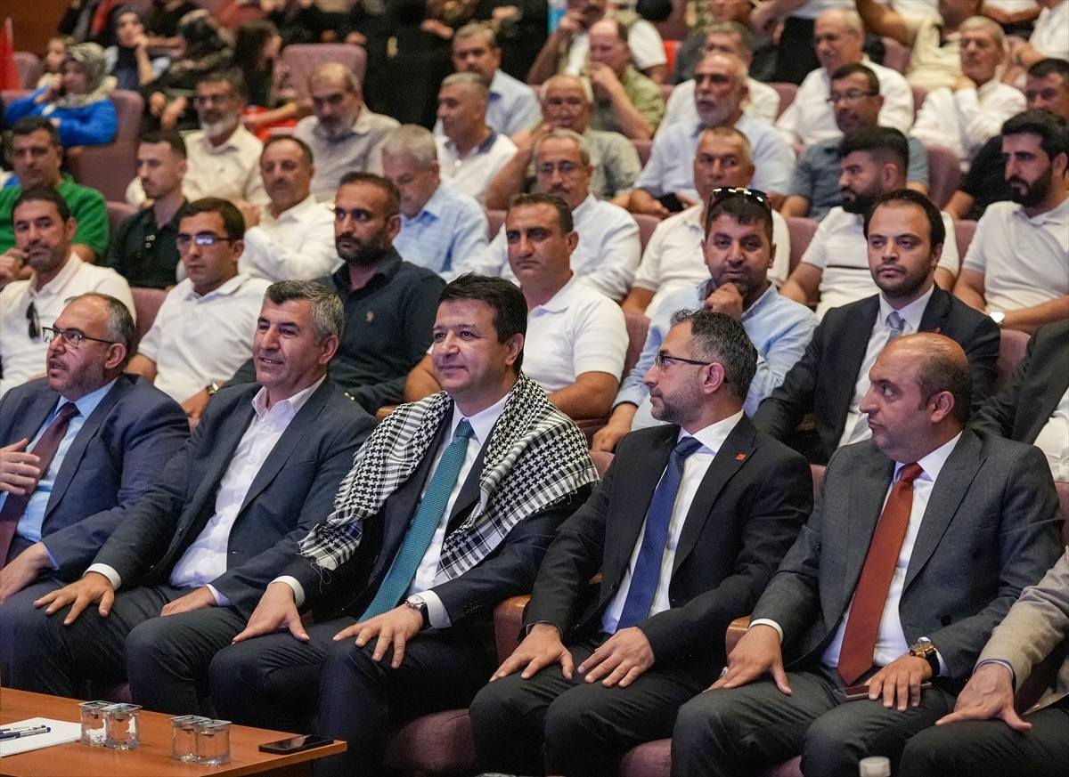 Saadet Partisi Genel Başkanı Mahmut Arıkan (ortada) , partisinin Selahaddin Eyyubi Camisi İhsan...