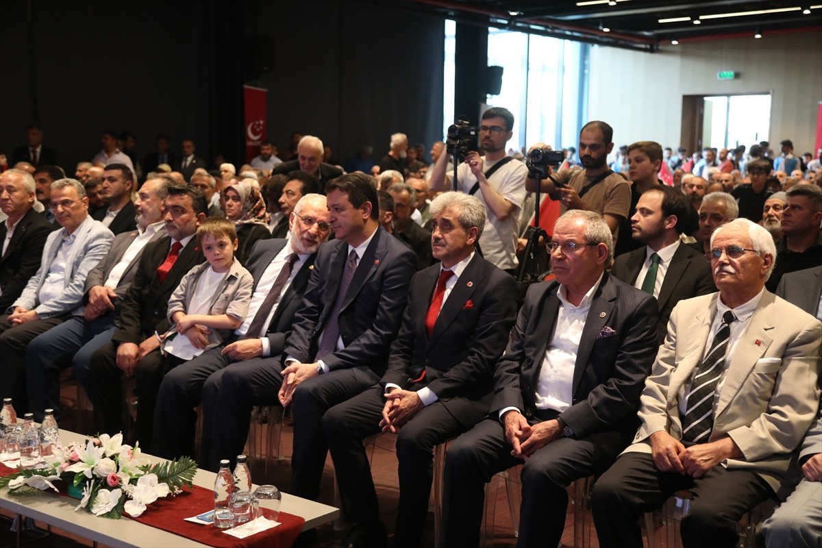 Saadet Partisi Genel Başkanı Mahmut Arıkan (sağ 4), partisinin Samsun Büyükşehir Belediyesi Ömer...