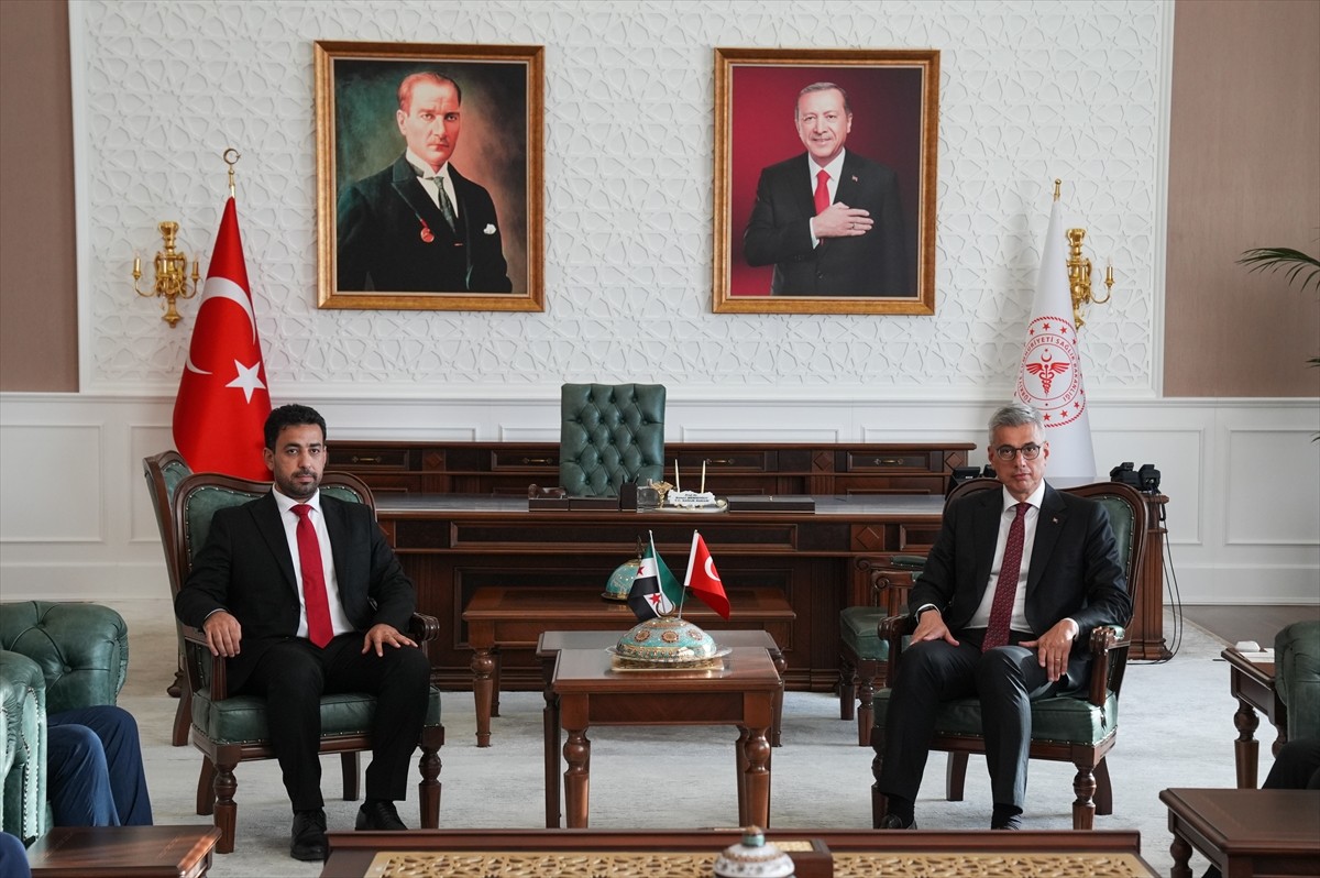 Sağlık Bakanı Kemal Memişoğlu (sağda), Suriyeli mevkidaşı Musab Nizal el-Ali (solda) ve...