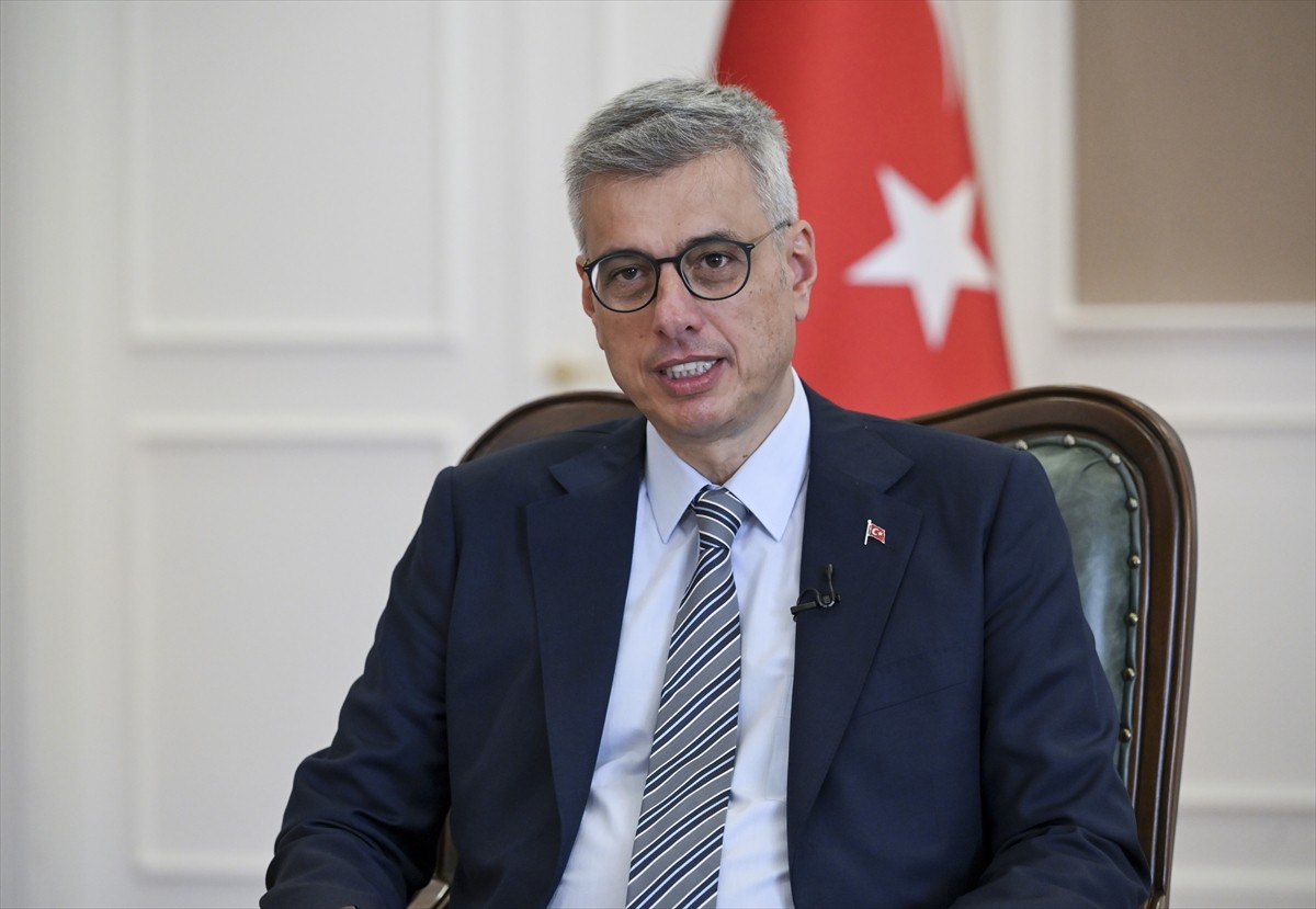 Sağlık Bakanı Kemal Memişoğlu, yaşlı bireylerin yaşam kalitesini artırmak ve yaşlanırken sağlıklı...