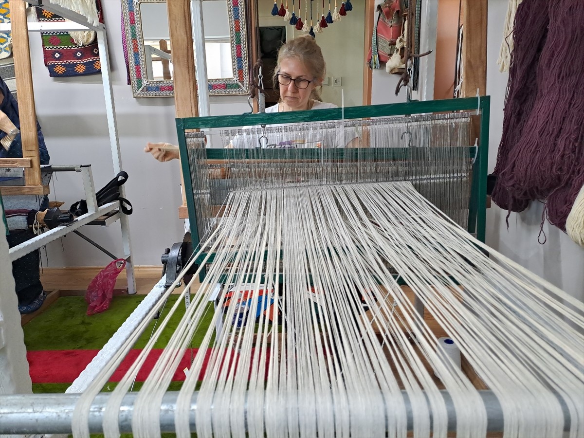 Sakarya'da kadınlar, kursta öğrendikleri kumaş dokumacılığından kazandıklarıyla aile bütçelerine...