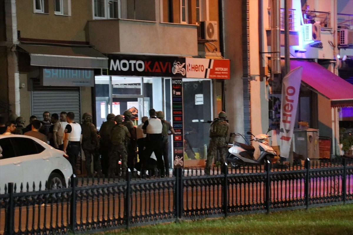 Sakarya'nın Adapazarı ilçesinde çok sayıda suç kaydı bulunan, takip edildiği polislere ateş açarak...