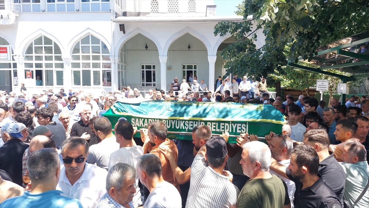 Sakarya'nın Akyazı ilçesinde motosiklet sürücüsünün hayatını kaybettiği kazaya ilişkin gözaltına...