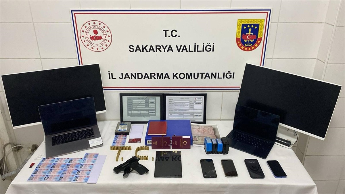 Sakarya'nın Karasu ve Kocaali ilçelerinde resmi belgede sahtecilik yaptıkları iddiasıyla gözaltına...