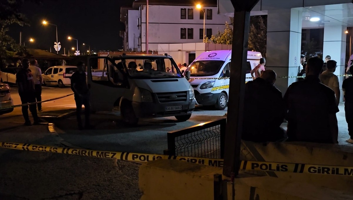 Sakarya'nın Sapanca ilçesinde hastane bahçesinde çıkan tartışma sonucu silahla vurulan kişi...