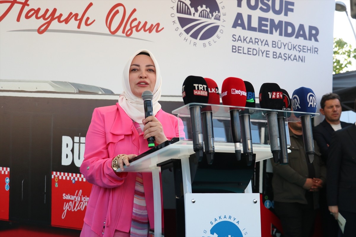 Sakarya Büyükşehir Belediyesi tarafından kentte ilk kez hayata geçirilen metrobüs hattının test...