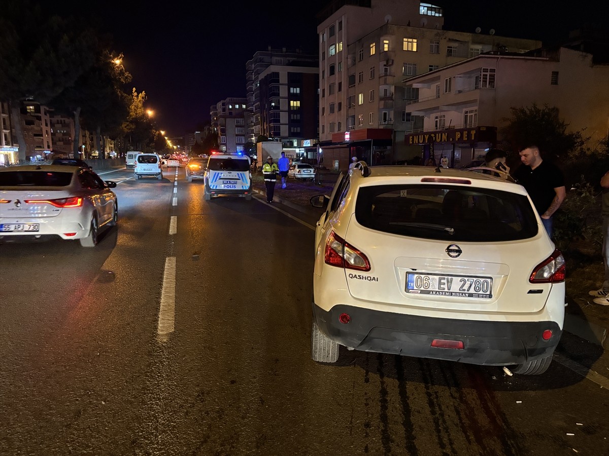 Samsun'un Atakum ilçesinde iki otomobilin çarpışması sonucu 5 kişi yaralandı.