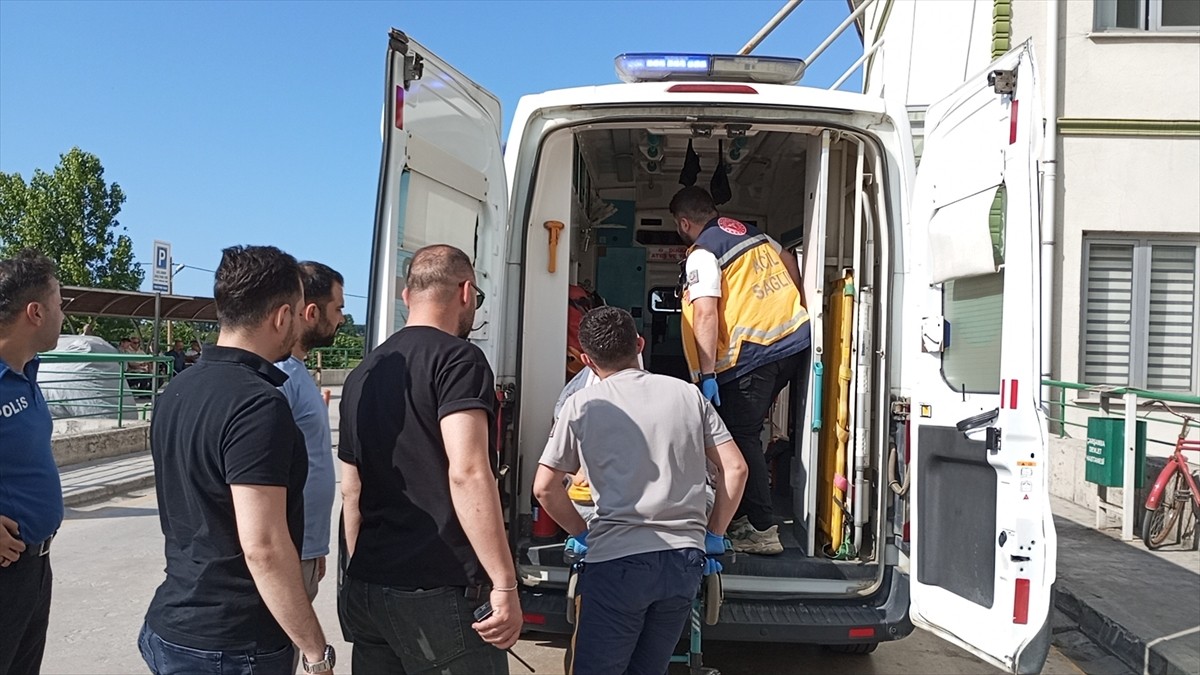 Samsun'un Çarşamba ilçesinde yakalanan firari hırsızlık hükümlüsü, sağlık raporu için götürüldüğü...