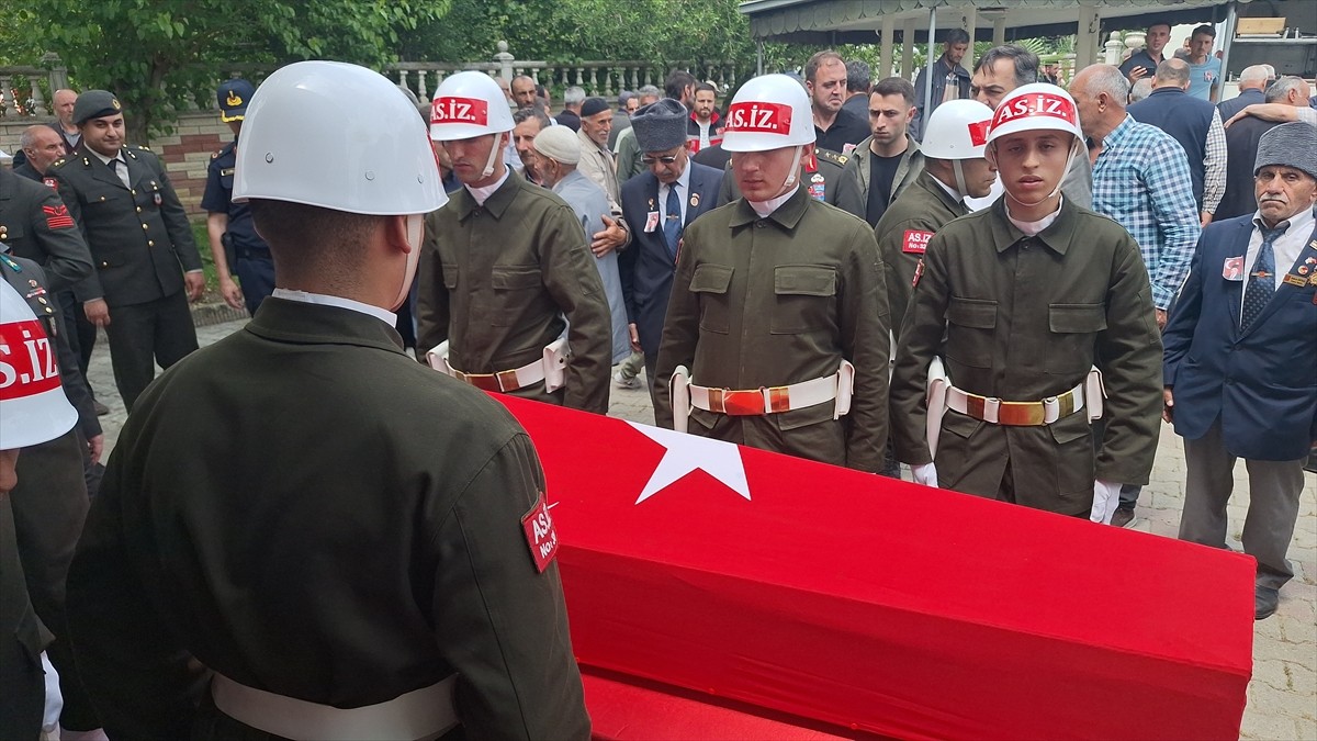 Samsun’un Bafra ilçesinde, 94 yaşında vefat eden Kore gazisi Muhammet Gündüz askeri törenle son...