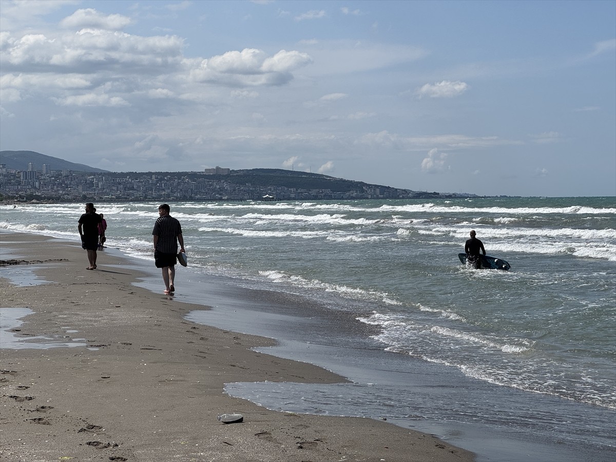  Samsun Valiliği, Karadeniz'deki olumsuz hava şartları nedeniyle denize girilmemesi uyarısında...