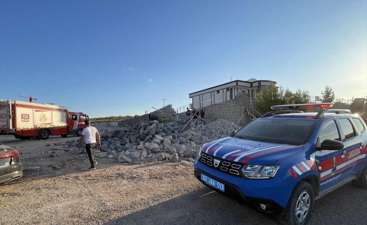 Şanlıurfa'nın Bozova ilçesinde, istinat duvarının çökmesi sonucu 4 işçi yaralandı. Olay yerine...