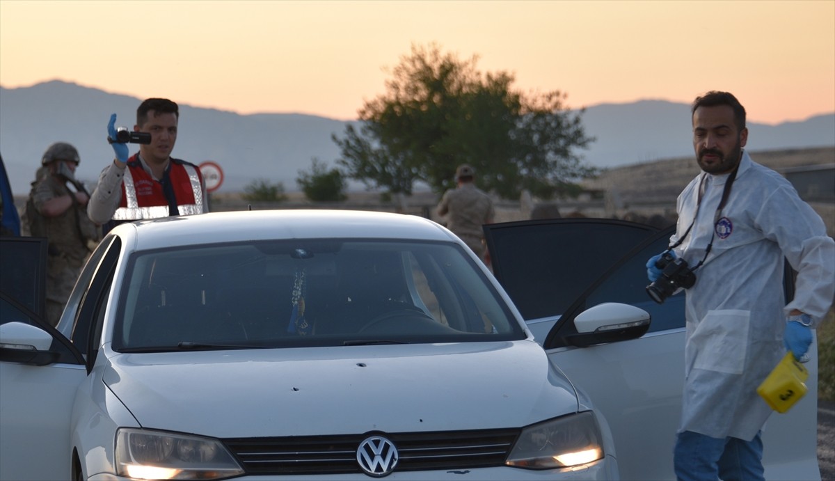 Şanlıurfa'nın Siverek ilçesinde otomobile düzenlenen silahlı saldırıda 1 kişi hayatını...