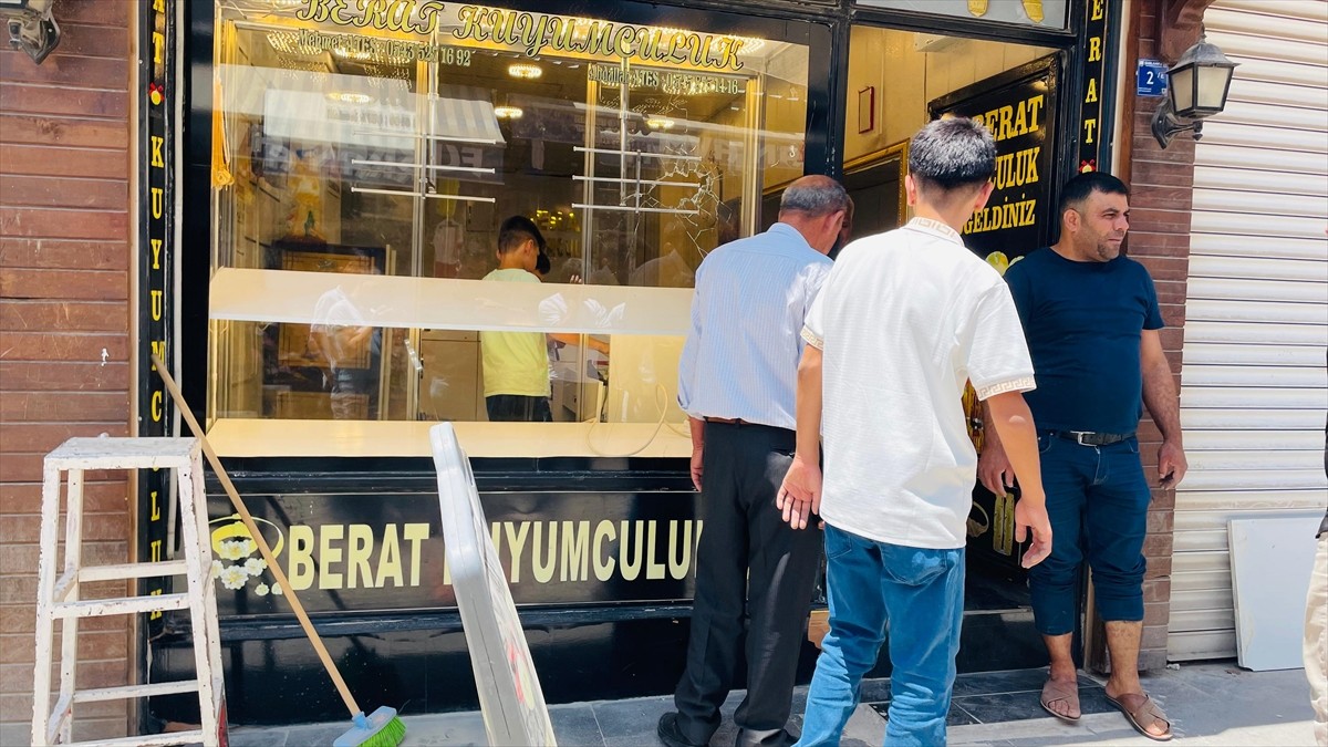 Şanlıurfa'nın Suruç ilçesinde bir kuyumcuda hırsızlık girişiminde bulunan 3 zanlı, güvenlik...