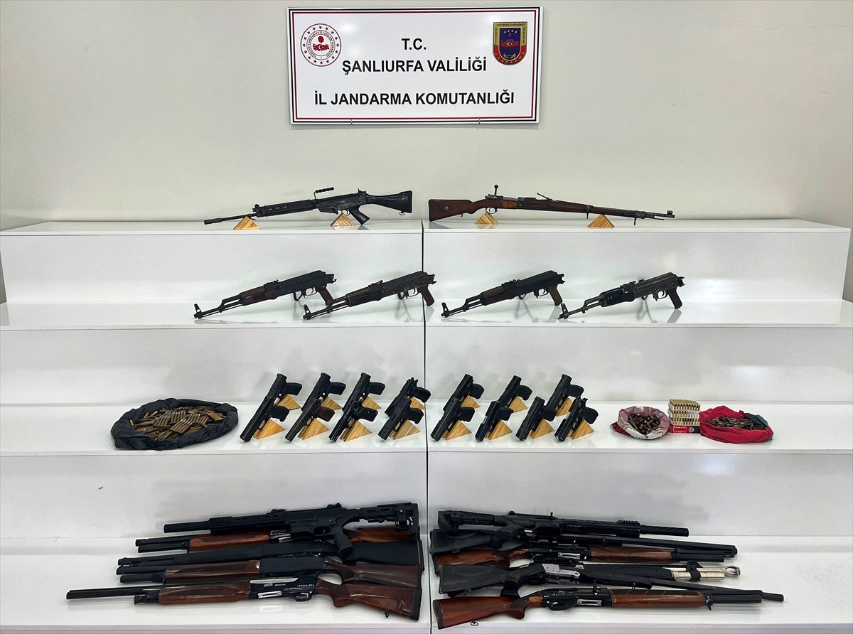 Şanlıurfa'nın Viranşehir ilçesinde, samanlık ve kayalıklar arasına gizlenmiş 6 uzun namlulu silah...