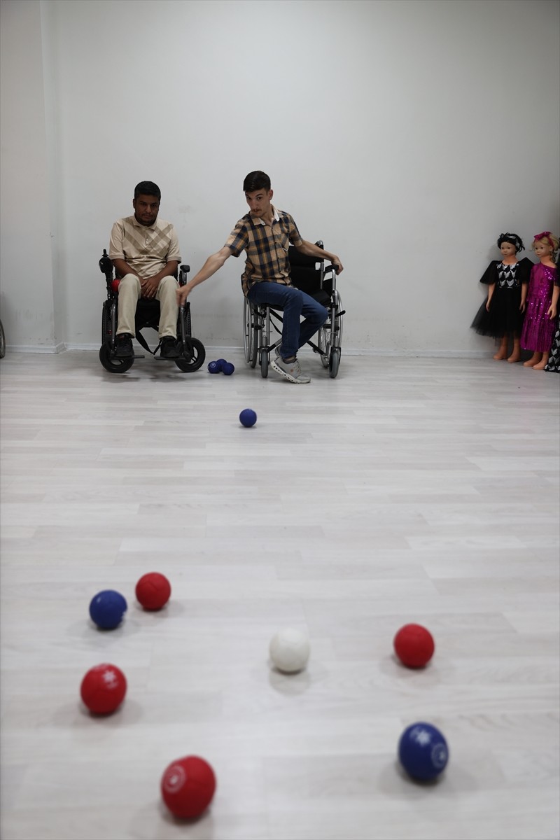 Şanlıurfa Büyükşehir Belediyesi sporcusu serebral palsili (SP) öğretmen Yavuz Öndem, ilk kez milli...