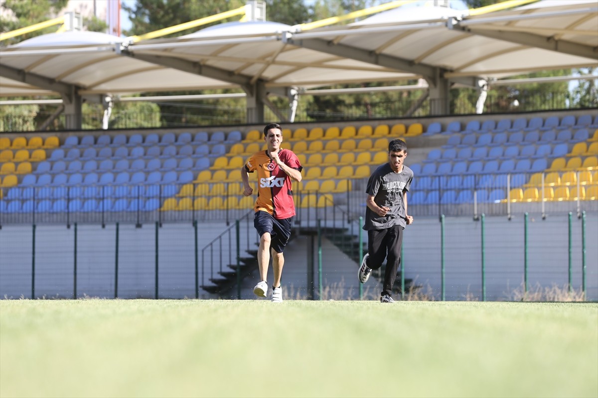 Siirt'te 6 ay önce atletizme başlayan görme engelli Mehmet Reşit (solda) ve Aydın İmaç (sağda)...