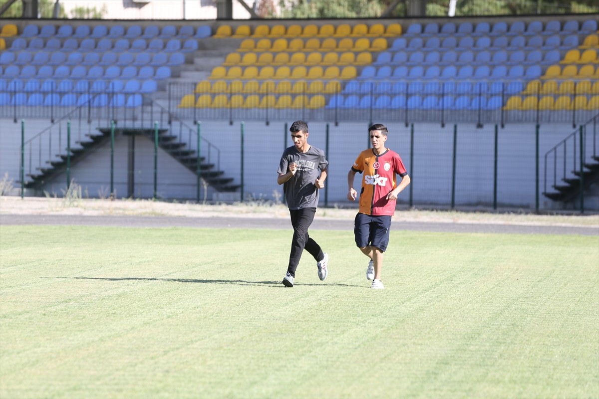 Siirt'te 6 ay önce atletizme başlayan görme engelli Mehmet Reşit (solda) ve Aydın İmaç (sağda)...