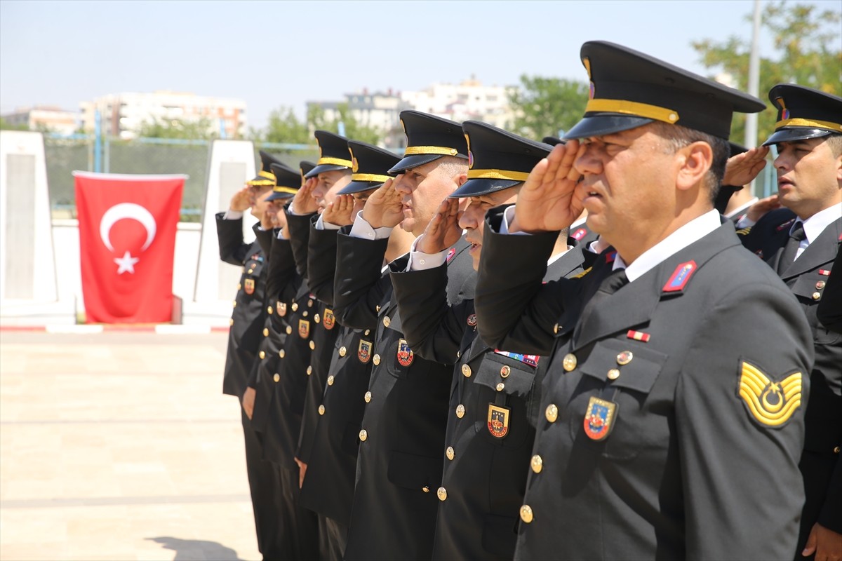 Siirt'te Jandarma Teşkilatının 186. kuruluş yıl dönümü törenlerle kutlandı. Garnizon Komutanlığı...
