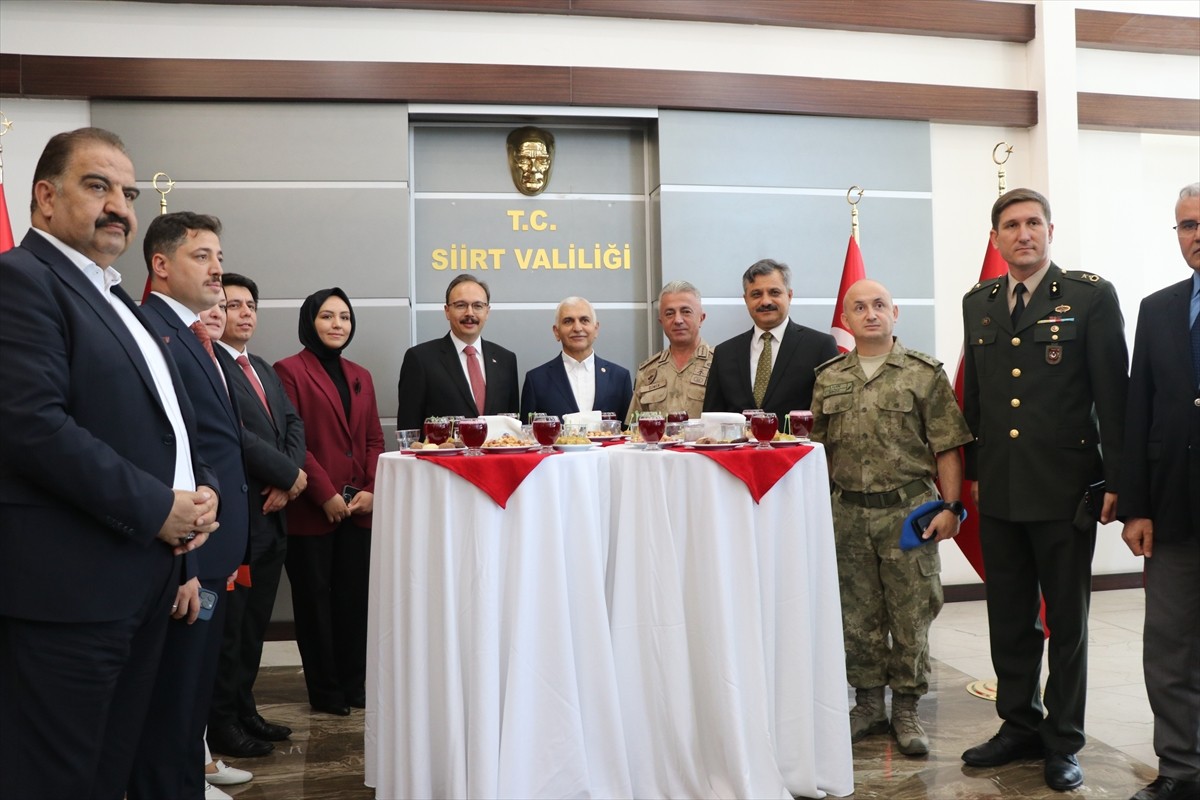 Siirt'te Kurban Bayramı dolayısıyla bayramlaşma töreni düzenlendi. Programa, Siirt Valisi ve...