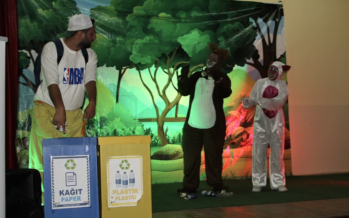 Sinop'ta kırsal kesimdeki okullarda çocuklara sıfır atığın ve geri dönüşümün önemini göstermek...